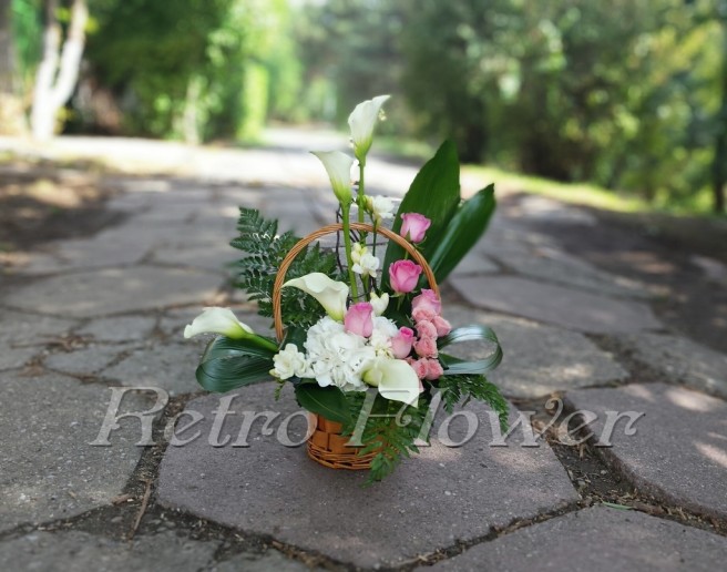 Aranjament floral in cos, cu cale albe, trandafiri roz, hortensia alba si frunze