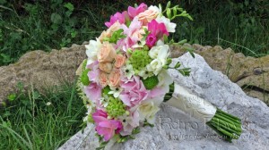 Buchet de nunta cu hortensia roz, frezii ciclam, tros ( miniroze ), ornithogalum si santini verde